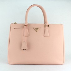 Světle růžová kabelka Prada 1786 s křížovým vzorem