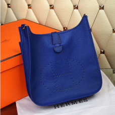 Hermes Evelyne III Togo kožená crossbody taška elektricky modrá